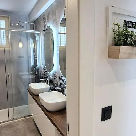 Cozy With Shared Pool Split