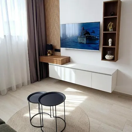 Cozy With Shared Pool Apartman Split