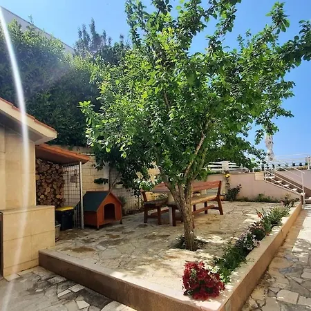 Apartman Cozy With Shared Pool Split