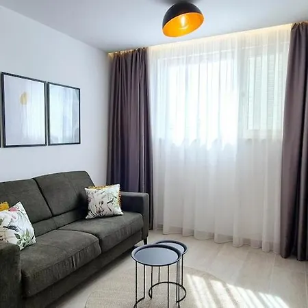 Apartment Cozy With Shared Pool Split