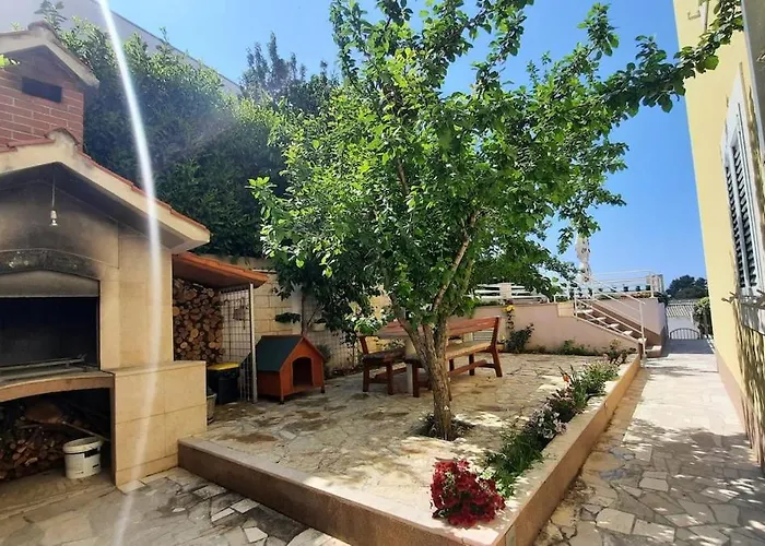 Apartman Cozy With Shared Pool Split